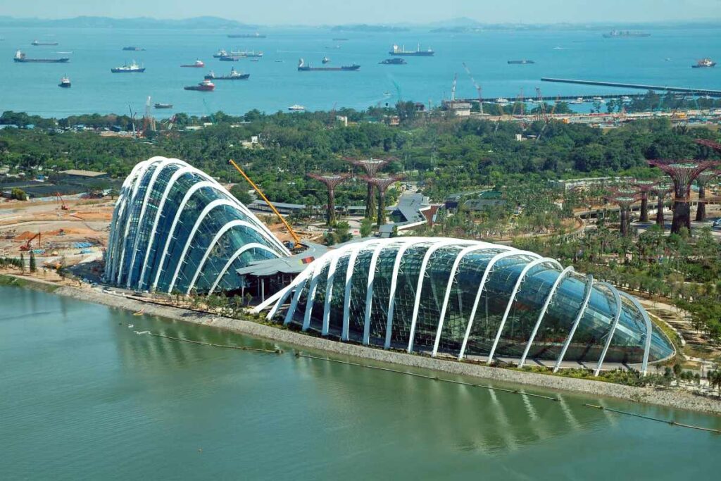 Flower dome and cloud forest greenhouse facade in Singapur
